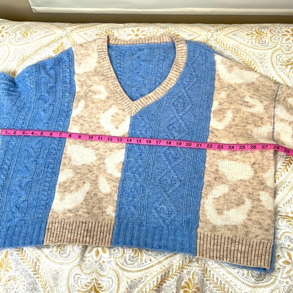 Entro blue and tan sweater. Size M NWT - Picture 6 of 8